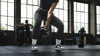 Frau beim Training mit Kugelhantel für den Oberkörper bei PhysioSport Köln.