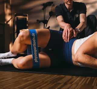 Patientin beim Training zur Verbesserung der Hüftmuskulatur bei PhysioSport Köln.