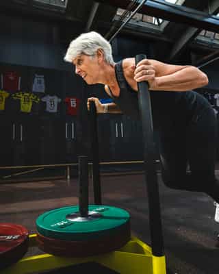 Frau beim Training für Oberschenkel an Geräten von PhysioSport Köln.