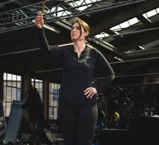 Patientin macht Übungen bei PhysioSport zum Thema Neuroathletik.