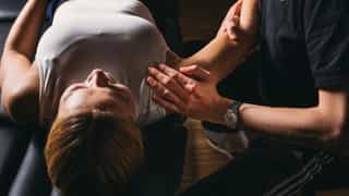 Therapeut von Physiosport Köln mit Frau bei Mobilisationstraining.