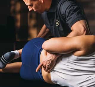 Physiotherapeut bei der Behandlung einer Patientin bei Physiosport Köln.