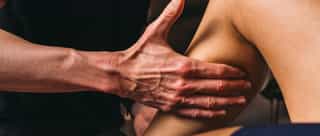 Physiotherapeut von PhysioSport Köln behandelt eine Patientin nach Bone Bruise.