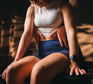 Therapeutin von PhysioSport Köln bei Behandlung von Rückenschmerzen.