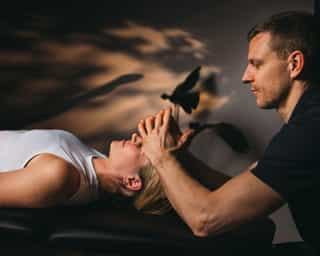 Kopfbereich wird bei einer Patientin vom Therapeuten bei PhysioSport Köln behandelt.