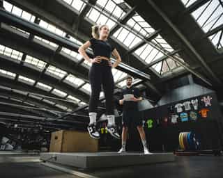 Trainer mit Sportlerin bei Sprunganalyse.