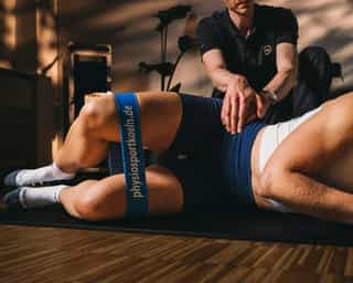 Patientin von PhysioSport Köln beim Abduktorentraining mit Flexiband.