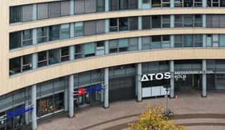 Das Bild zeigt eine Aussenansicht von schräg oben. Zu sehen ist die Fassade und der Eingang von Physiosport im Mediapark.