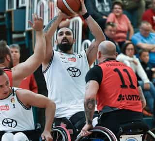 Zu sehen ist eine Szene aus einem Basketballspiel der Köln 99ers Rollstuhlbasketball, den Partnern von Physiosport Köln.