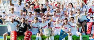 Die 1. Herrenmannschaft im Feldhockey des KTHC Stadion Rot-Weiss-Köln, den Partnern von Physiosport Köln, posieren nach dem Gewinn der Deutschen Meisterschaft.