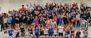 Zu sehen sind die Mitglieder des Vereins Opladen Wings, den Partnern von Physiosport Köln. Kinder, Jugendliche und Erwachsene, männlich und weiblich, haben sich zu einem lockeren Gruppenfoto versammelt.