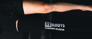 Patientin bei PhysioSport liegt auf Liege mit Kältemanschette am ganzen Bein zur Physikalischen Therapie.