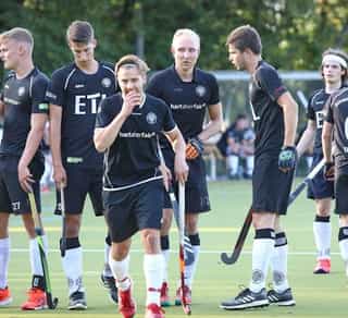 Das Bild zeigt eine Szene aus einem Feldhockeyspiel der Herrenmannschaft von Schwarz-Weiss Köln mit 8 Spielern, den Partnern von Physiosport Köln.