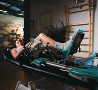 Patientin auf einer Behandlungsliege bei Physiosport Köln nach Kreuzbandverletzung.