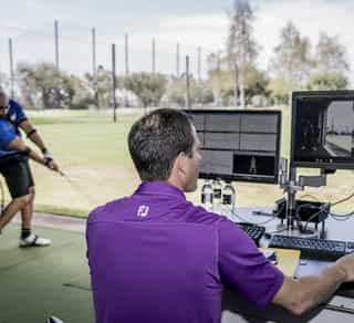 Zu sehen ist ein Golfspieler und ein externer Trainer beim Training auf einer Golfanlage zur Verbesserung seiner Leistung mittels TPI-Golfscreening durch PhysioSport Köln.