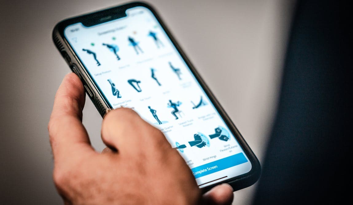 Zu sehen ist ein ein Mobiltelefon mit einer App zur Verbesserung der Leistung mittels TPI-Golfscreening durch PhysioSport Köln.