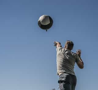 Zu sehen ist ein Golfspieler beim speziellen Training zur Verbesserung seiner Leistung mittels TPI-Golfscreening durch PhysioSport Köln.