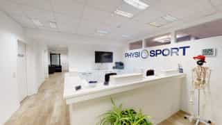 Man sieht in den Empfangsbereich von der Seite bei PhysioSport Köln, Standort Rodenkirchen.