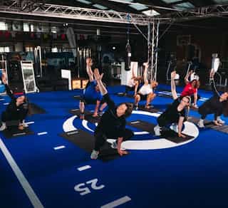 Zu sehen ist eine Gruppe von Menschen, die bei PhysioSport Köln an einem Gruppentraining teilnimmt.