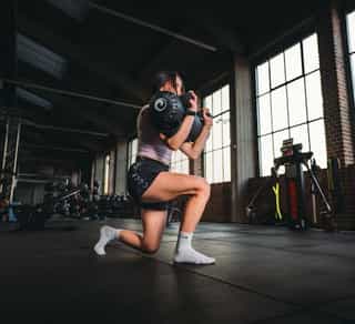 Sportlerin bei Personal Training auf der Trainingsanlage von PhysioSport Köln.