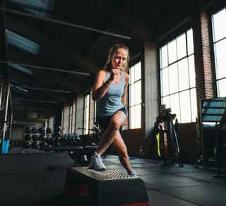 Sportlerin bei speziellen Übungen zur Stabilität im Rumpf und Beinbereich auf der Trainingsanlage von Physiosport Köln.