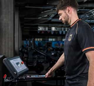 Trainer von Physiosport Köln bei der Analyse von Trainingsprozessen.