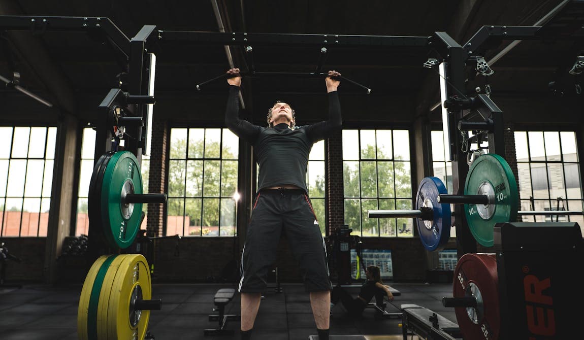 Sportler beim Training in der Trainingshalle von PhysioSport Köln.