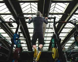 Sportler trainiert Klimmzüge an den Geräten von PhysioSport Köln.