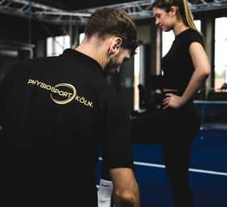 Trainer von PhysioSport Köln mit einer Sportlerin bei Koordinationstraining.