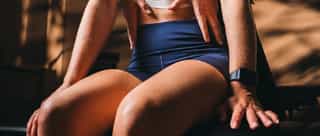 Zu sehen ist eine Patientin, die eine physiotherapeutische Behandlung bei Hüftimpingement durch PhysioSport Köln bekommt.