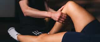 Physiotherapeut von Physiosport Köln untersucht Patientin nach Kreuzbandverletzung.