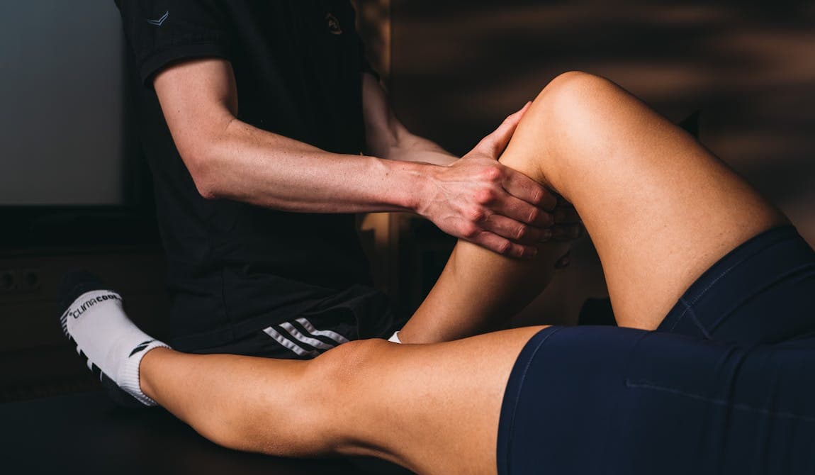 Physiotherapeut von PhysioSport Köln untersucht Patientin nach Bone Bruise.