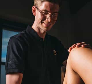 Physiotherapeut von Physiosport Köln untersucht Patientin mit Patellaluxation.