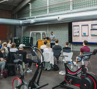 Leistungsdiagnostik bei Physiosport Köln. Trainer erklärt einer Gruppe von Patienten die einzelnen Parameter.