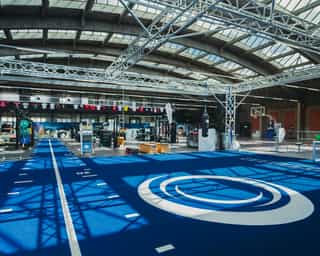 Einblick in eine Trainingshalle von PhysioSport Köln. Zu sehen ist die Trainingsfläche und diverse Trainingsstationen.