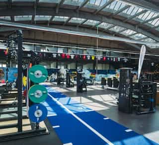 Einblick in die Trainingshalle mit diversen Trainingsmodulen und Geräten.