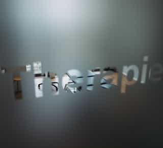 Zu sehen ist die Milchglastür von einem kleineren Trainingsraum bei PhysioSport Köln.