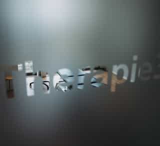 Zu sehen ist die Milchglastür von einem kleineren Trainingsraum bei Physiosport Köln.