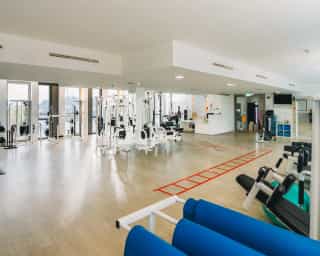 Einblick in einen größeren Trainingsraum mit Trainingsstationen bei PhysioSport Köln, Standort Deutz.