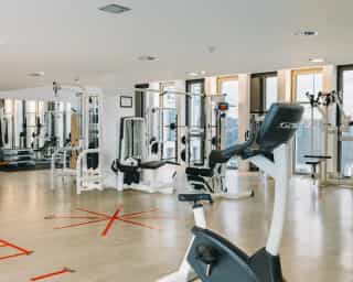 Einblick in einen größeren Trainingsraum mit Geräten bei PhysioSport Köln.