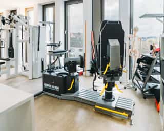 Einblick in einen kleineren Trainingsraum mit Geräten bei PhysioSport Köln.