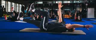 Zu sehen sind Patienten von Physiosport Köln, die gerade auf Matten diverse Trainingsübungen umsetzen.