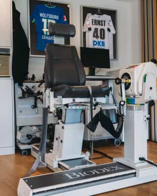 Zu sehen ist ein neuer Innenraum von PhysioSport Köln mit diversen Trainingsgeräten, Standort Mediapark.