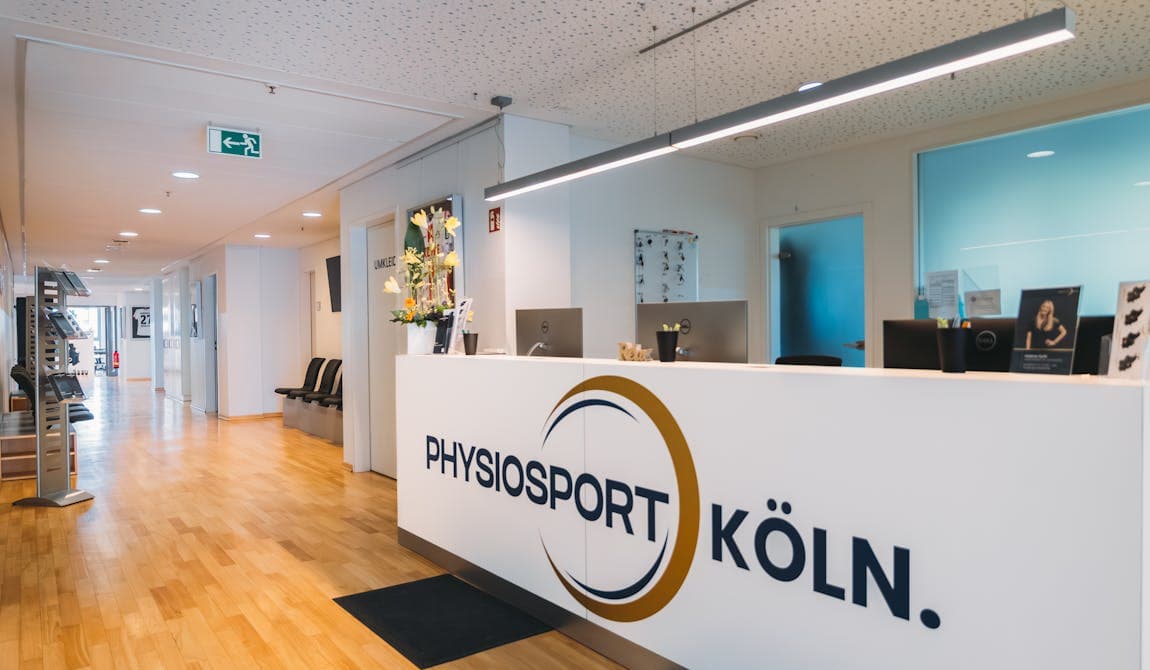 Zu sehen ist der Eingangsbereich von Physiosport Köln. Hier der Standort Mediapark.