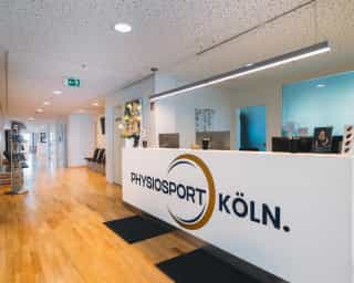 Zu sehen ist der Eingangsbereich von Physiosport Köln. Hier der Standort Mediapark.