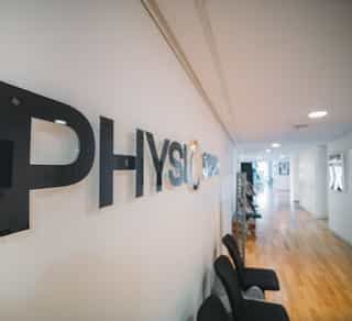 Zu sehen ist ein Eingangsbereich von Physiosport Köln - Standort Mediapark.