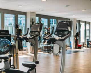 Zu sehen ist ein Innenraum von PhysioSport Köln mit diversen Trainingsgeräten, Standort Mediapark.