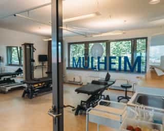 Zu sehen ist ein weiterer Innenraum von PhysioSport Köln mit diversen Trainingsgeräten, Standort Mediapark.