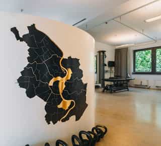 Zu sehen ist der innere Bereich von PhysioSport Köln, hier der Standort Mediapark, mit Spezialisten zum Thema Bandscheibenvorfälle.