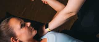 Zu sehen ist eine Physiotherapeutin von Physiosport Köln bei der Behandlung einer Patientin mit Schulterluxation.